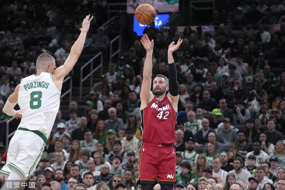 斯基拉：皇马领跑赫伊森争夺战，切尔西和利物浦也对球员有意.