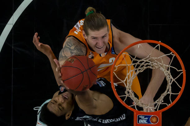 凭借灵活的 凭借灵活的